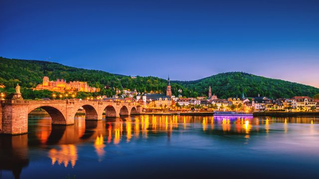 Blick über den Fluss Neckar auf das Stadtbild von Heidelberg, Baden-Württemberg