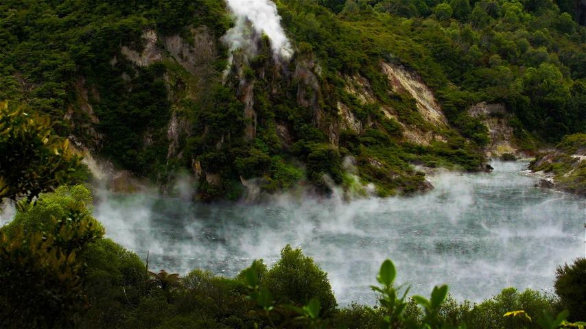 新西兰怀芒古火山谷的煎锅湖