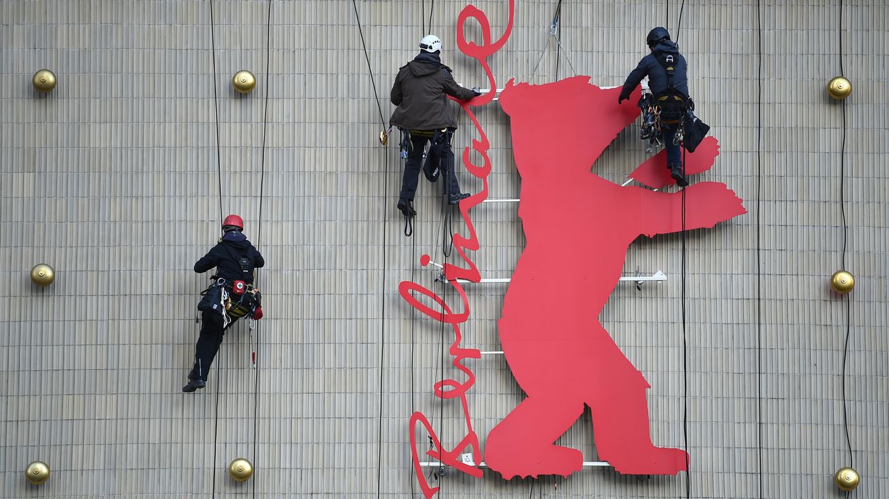 Industriekletterer besteigen den Berlinale-Bären im Kino Zoo-Palast, Berlin