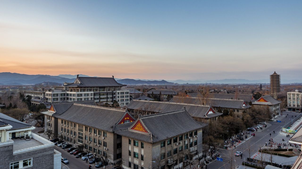 【北京大学120周年校庆】中国最有声望的学府之一北京大学日落时的鸟瞰图（© Dong Wenjie/Getty Images）