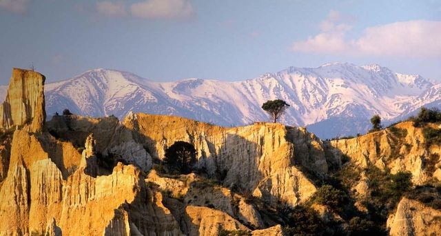 Orgues d’Ille-sur-Têt et massif du Canigou en arrière-plan, Pyrénées-Orientales, Languedoc-Roussillon