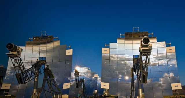 Solarspiegel in der Nähe von Albuquerque, New Mexico, bündeln das Sonnenlicht zur Stromerzeugung – Michael Melford/Corbis ©