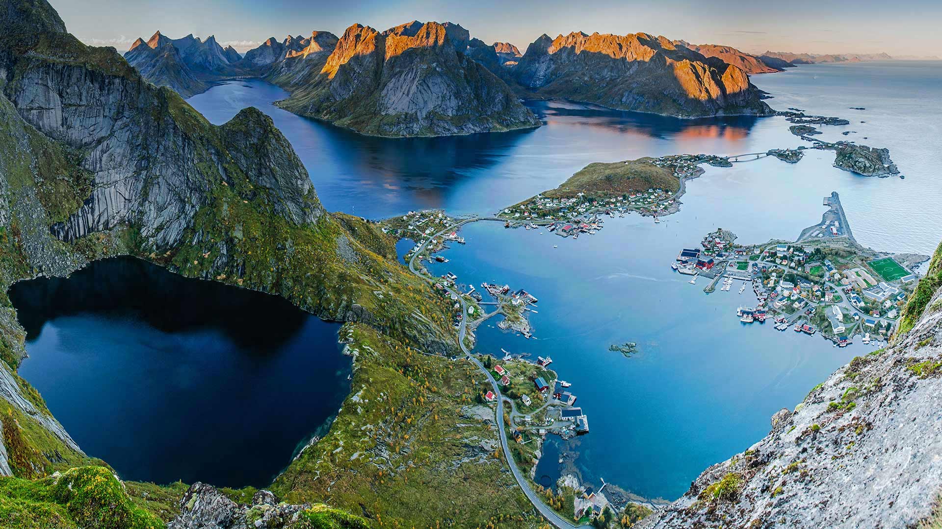 レーヌブリンゲン山からみたレーヌ ノルウェー ロフォーテン諸島 Bing Photo