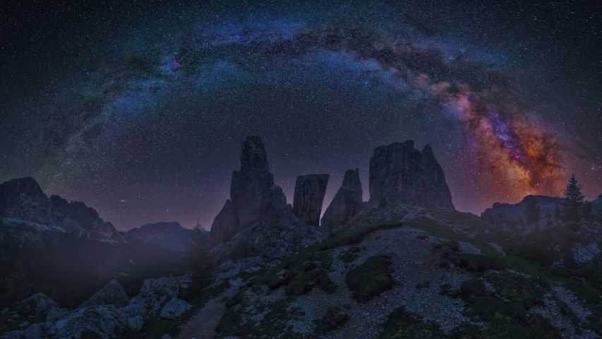 Montañas Dolomitas de noche con la Vía Láctea, Italia