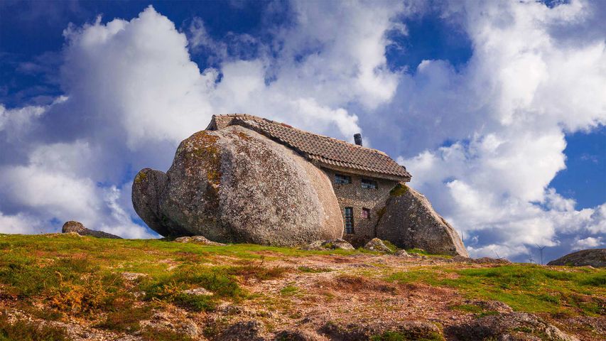 镶嵌在巨石之间的石屋，葡萄牙
