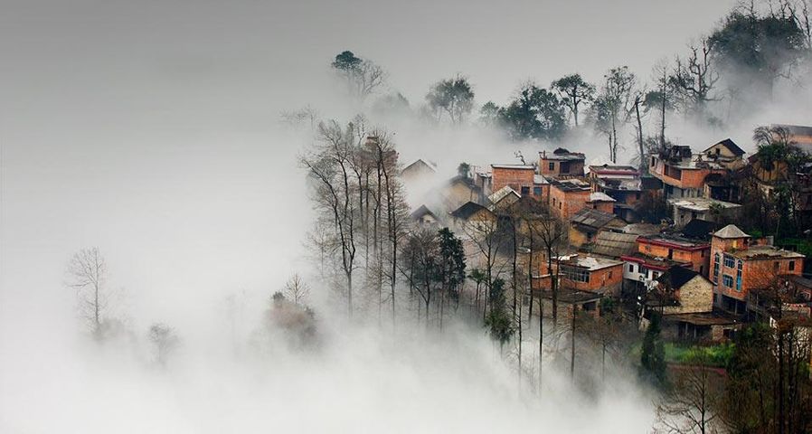 雾气弥漫的云南村庄