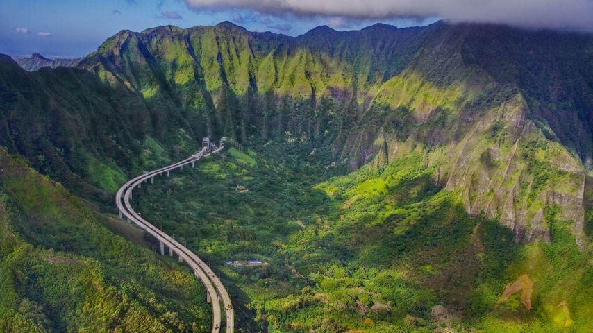 Interstate H-3 on the island of Oahu, Hawaii 