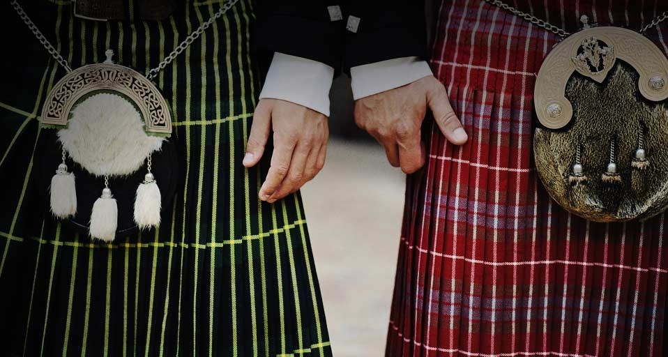 Men wearing kilts - Gary Houlder/Photolibrary ©