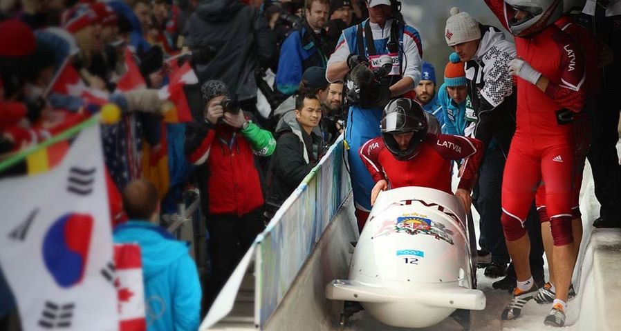 北京时间2月28日上午结束的有舵雪橇男子四人赛，拉脱维亚一队向观众挥手致意