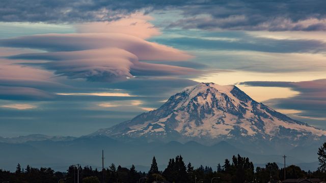 「レーニア山とレンズ雲」米国ワシントン州