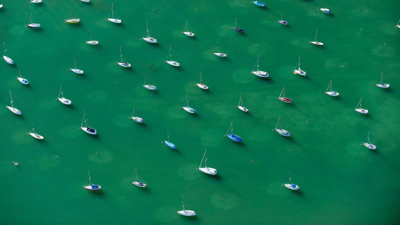 Ankernde Segelboote auf dem Bodensee, Friedrichshafen, Baden-Württemberg, Deutschland 