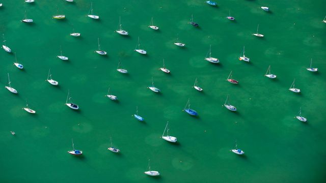 Ankernde Segelboote auf dem Bodensee, Friedrichshafen, Baden-Württemberg, Deutschland 