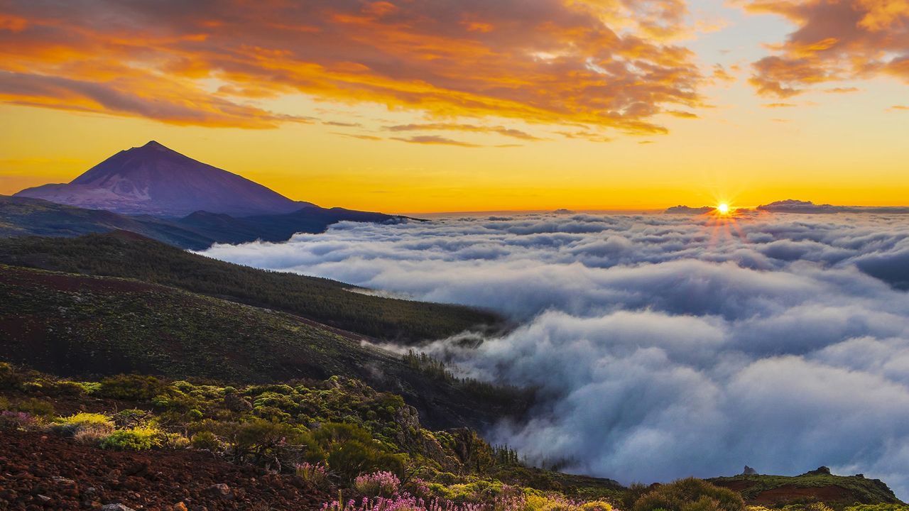 Atardecer sobre un mar de nubes a los pies del Teide, Tenerife, Islas Canarias
