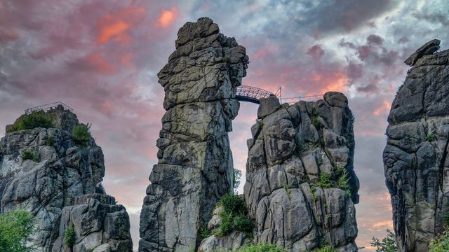 Ansicht der Felsen gegen den Himmel während des Sonnenuntergangs, Externsteine, Teutoburger Wald, Nordrhein-Westfalen