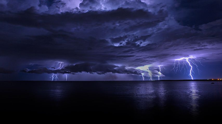 澳大利亚黑德兰港，雷电风暴切断库克角