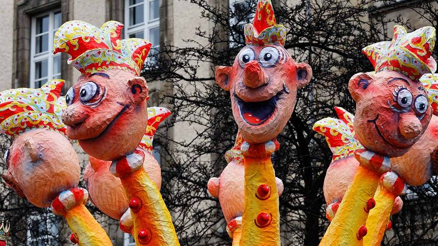 Pappfiguren auf einem Karnevalswagen beim Rosenmontagszug in Düsseldorf, Nordrhein-Westfalen, Deutschland