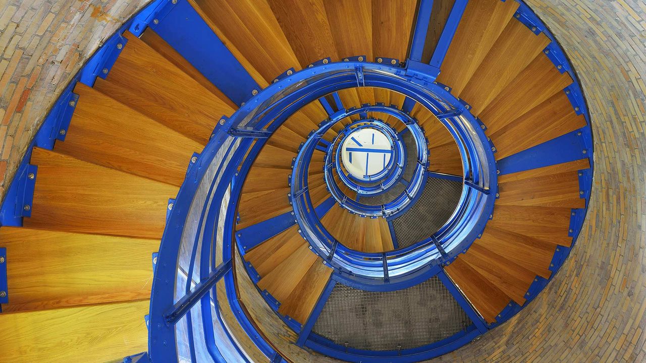 Wendeltreppe im Leuchtturm Flügge auf der Insel Fehmarn, Schleswig-Holstein, Deutschland