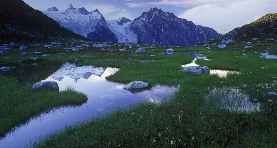 Der Nabob-Pass mit Deception Point und Mount Mercator, British Columbia, Kanada – David Nunuk/Photolibrary ©