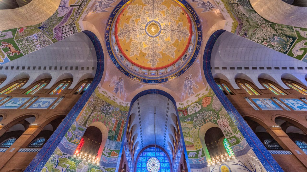 Vista interna acima do altar principal da Basílica de Nossa Senhora Aparecida, São Paulo