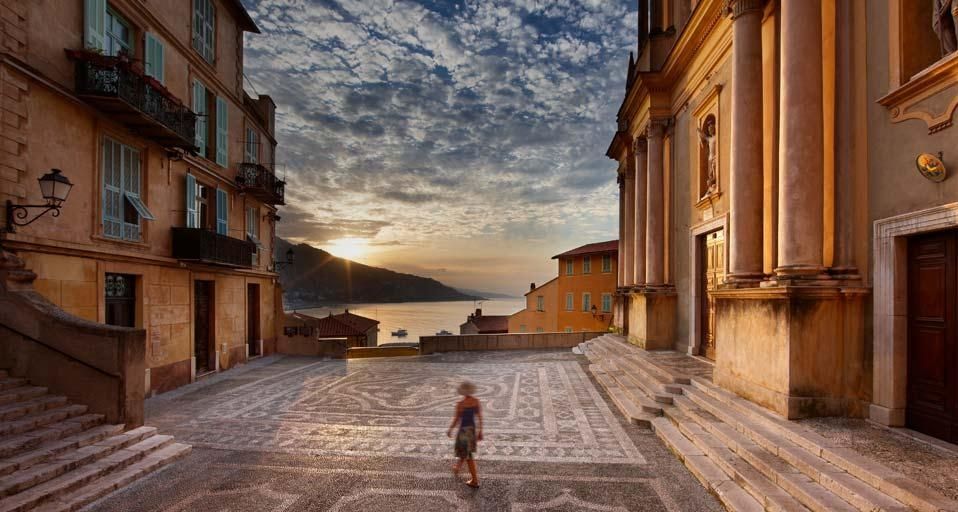 Parvis de la basilique Saint-Michel-Archange dans le vieux Menton, Alpes-Maritimes, PACA