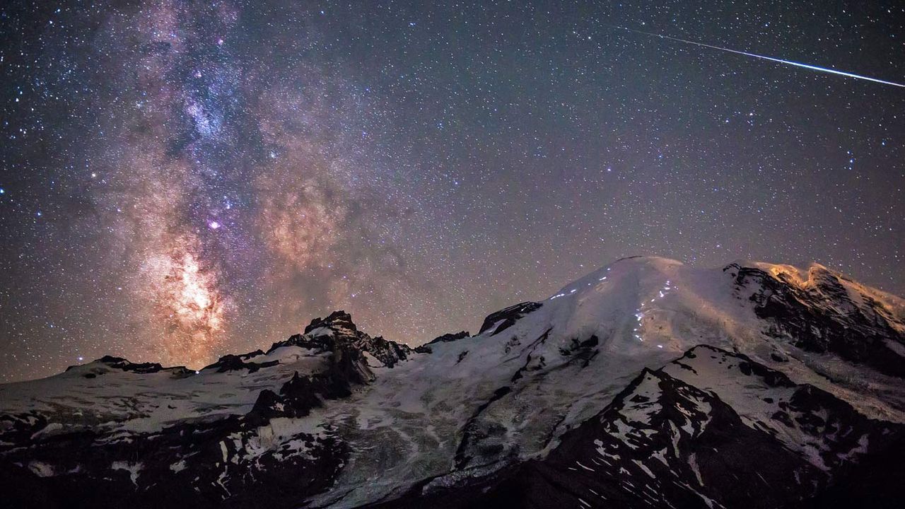 雷尼尔山上空的璀璨银河, 雷尼尔山国家公园，华盛顿州 