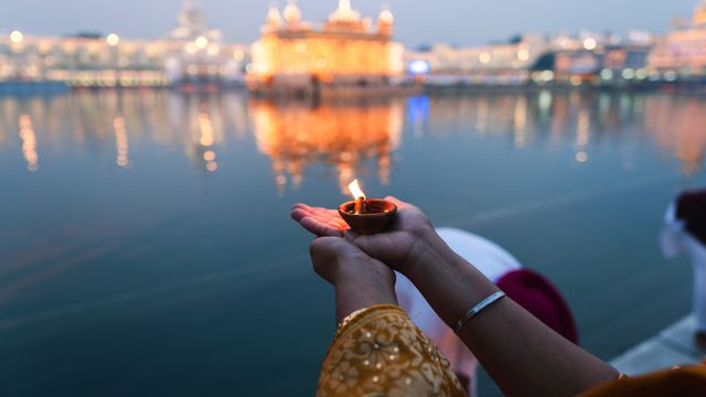 Une diya au Temple d'Or pendant Diwali, Amritsar, Inde