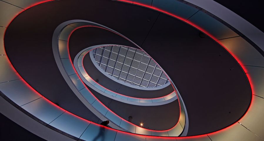 Blick ins Treppenhaus der SMA Solar Technology in Niestetal, Deutschland – Michael Melford/Corbis ©