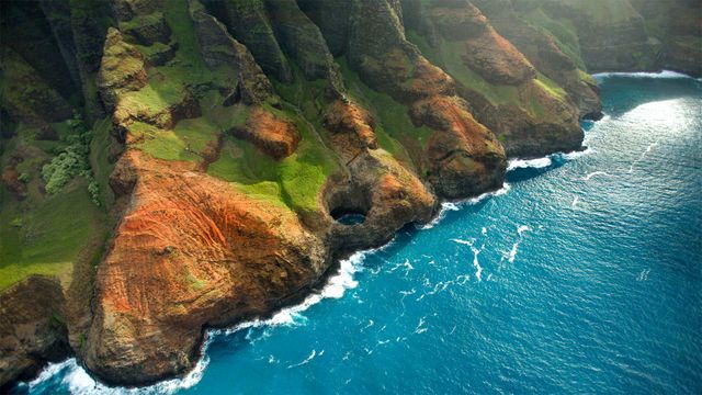 Bright Eye sea cave on the Nā Pali Coast, Kauai, Hawaii