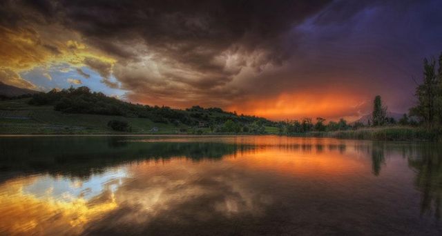 Lever de soleil sur le lac Saint-André juste avant la pluie, Les Marches en Savoie, Rhône-Alpes