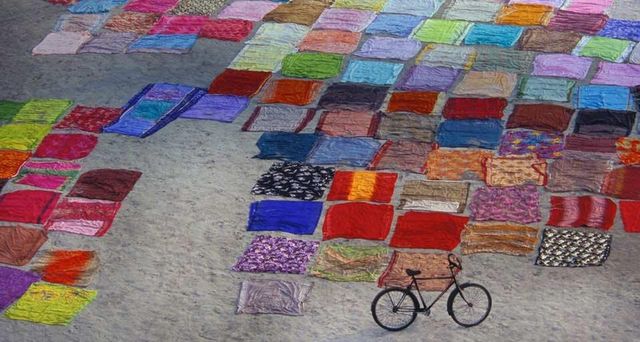 Indische Saris, die in der Sonne trocknen