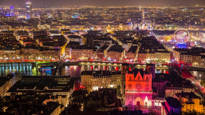 Le vieux Lyon et la cathédrale Saint-Jean illuminés pour la fête des lumières