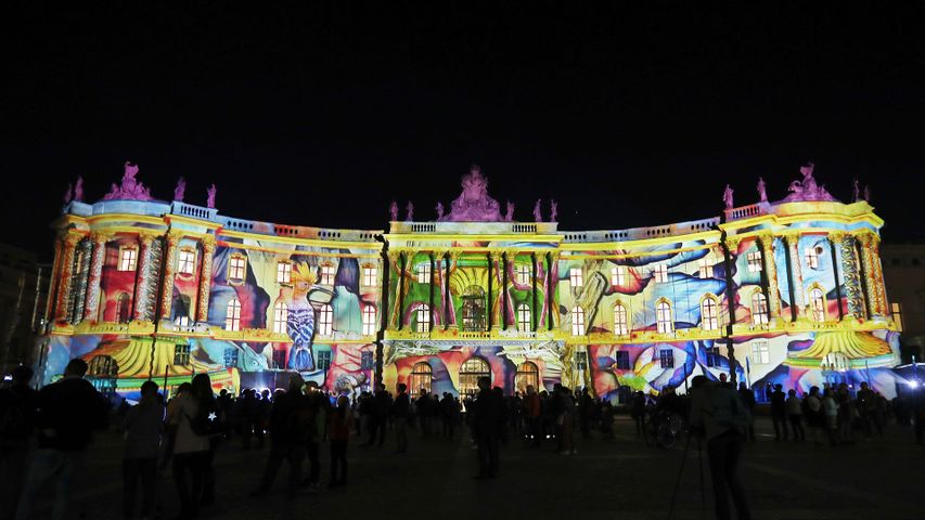 Die illuminierte Alte Bibliothek am Bebelplatz während des Festival of Lights 2018 in Berlin, Deutschland