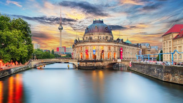 Museumsinsel auf der Spree und Fernsehturm, Berlin