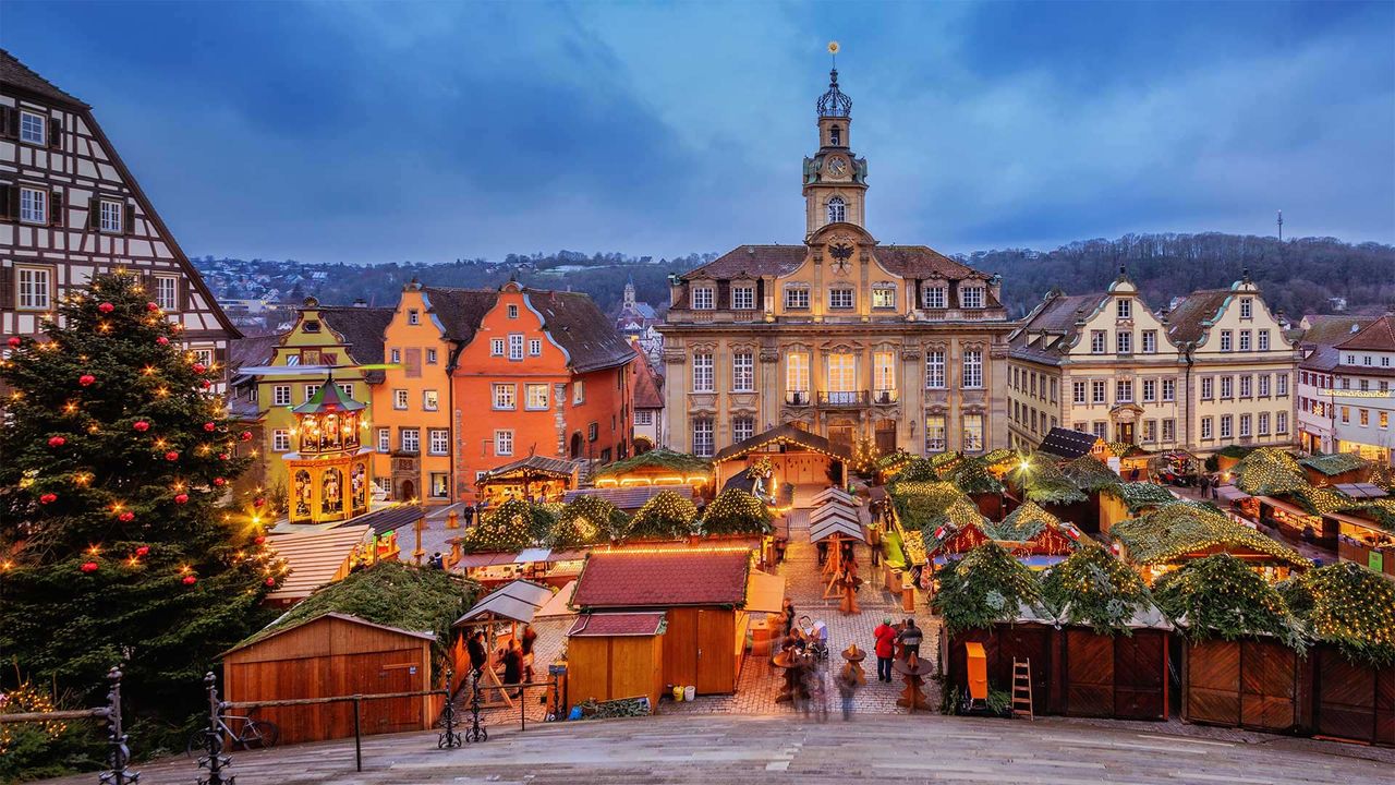 Annual Schwäbisch Hall Weihnachtsmarkt in the market square, Baden-Württemberg, Germany