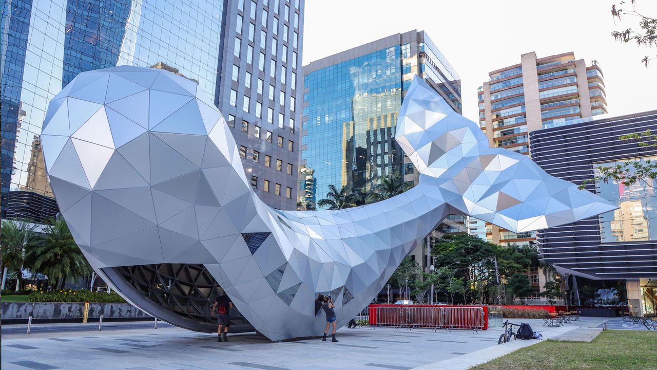 Baleia metálica, Avenida Faria Lima, São Paulo, Brasil