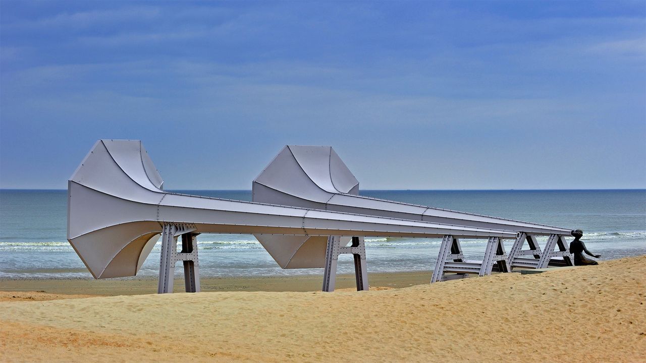 “Je l’entends”, une installation de l’artiste Ivars Drulle sur la plage près des villages de Middelkerke de Westende, Belgique