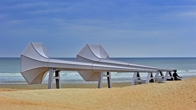 “Je l’entends”, une installation de l’artiste Ivars Drulle sur la plage près des villages de Middelkerke de Westende, Belgique
