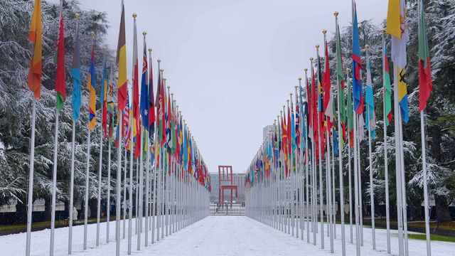 Banderas en la sede de la ONU en Ginebra, Suiza