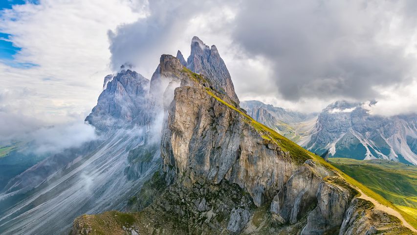 A 'peak' through the haze