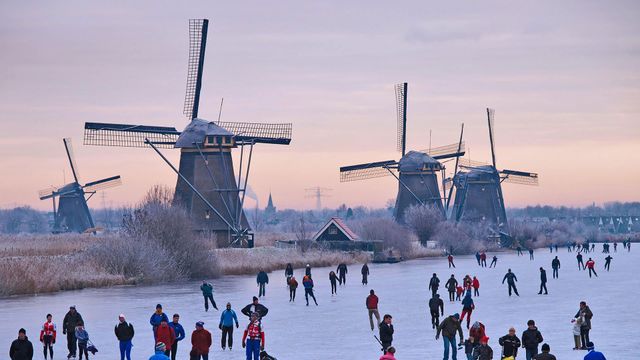 「風車とスケーター」オランダ, キンデルダイク