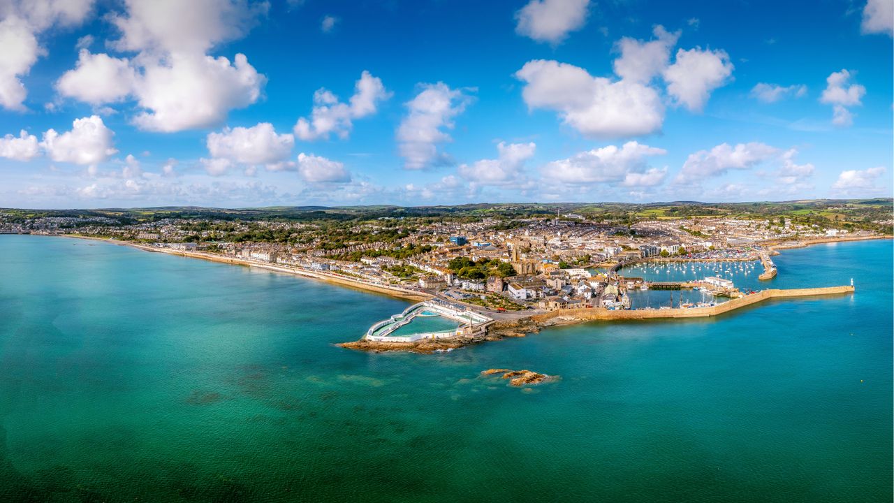 Città di Penzance con il suo porto turistico e la piscina sul mare, Cornovaglia, Regno Unito