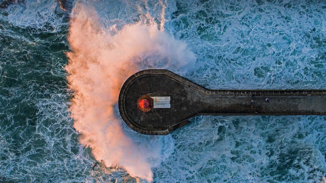 海浪撞击费尔盖拉什灯塔，葡萄牙波尔图