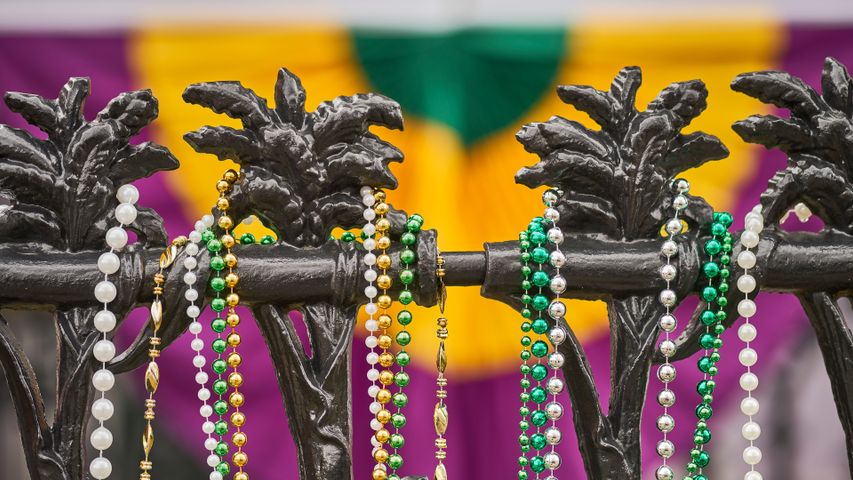 Collares de Mardi Gras en Marigny, Nueva Orleans, EE.UU.