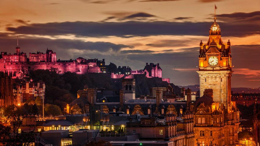 Nächtliche Skyline von Edinburgh, Schottland, Vereinigtes Königreich