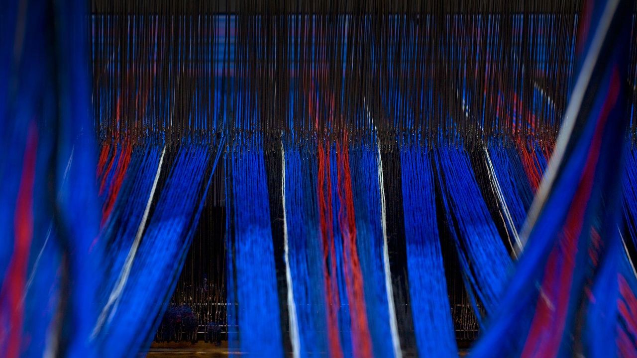 Fabrication d’un tissu tartan dans un métier à tisser, Édimbourg, Écosse 