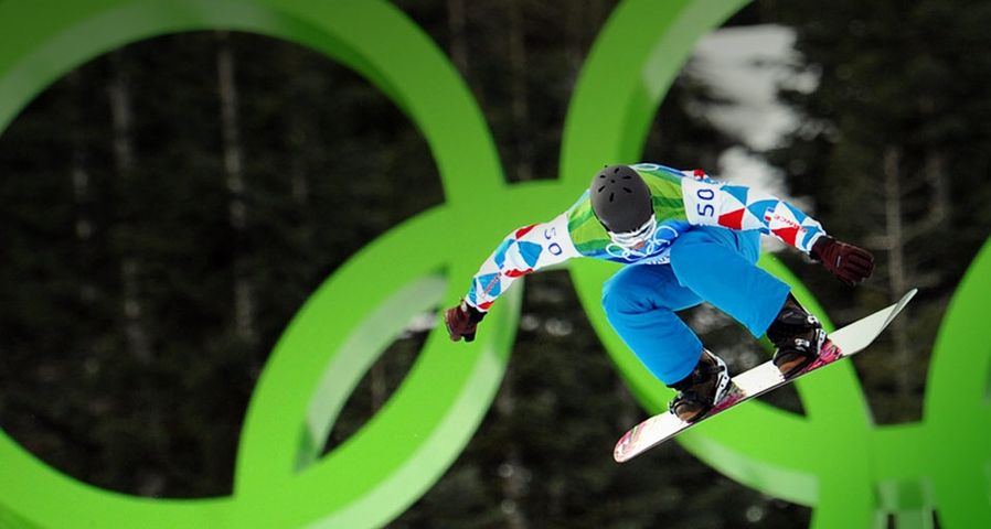 Xavier De Le Rue of France runs the course during the Men's Snowboard SBX qualifications at the Vancouver Winter Olympics on February 15, 2010 – Adrian Dennis/AFP/Getty Images ©