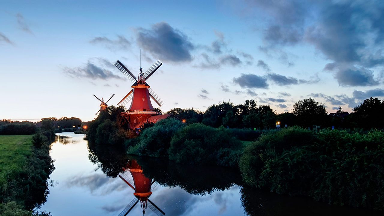 Greetsieler Zwillingsmühlen in der Abenddämmerung, Greetsiel, Niedersachsen, Deutschland 