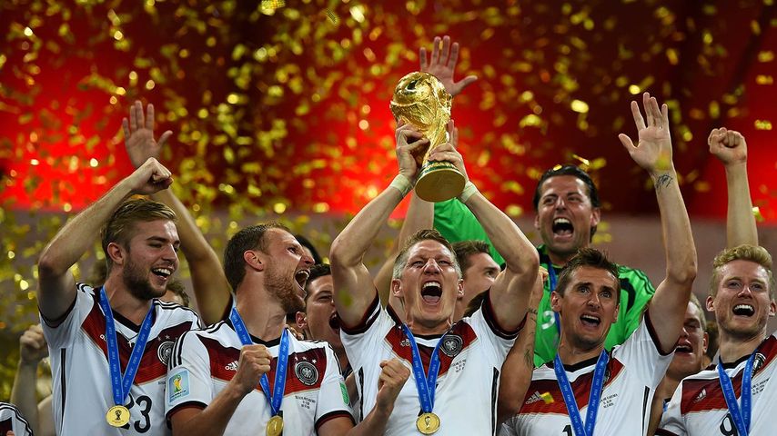 Bastian Schweinsteiger stemmt den WM-Pokal in die Höhe und feiert mit seinen Nationalmannschaftskameraden den Sieg im Finale der FIFA-Fußball-Weltmeisterschaft 2014 gegen Argentinien im Maracana-Stadion in Rio de Janeiro, Brasilien, am 13.7.2014