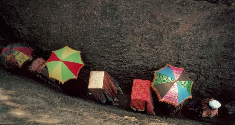 Prêtres éthiopiens chrétiens orthodoxes portant le Tabot, une réplique de l’Arche d’alliance, lors du Timket (Épiphanie) à Lalibela, Éthiopie