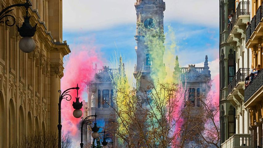 Feux d’artifice sur la Plaza del Ayuntamiento à l’occasion du Festival Las Fallas de Valence, Espagne
